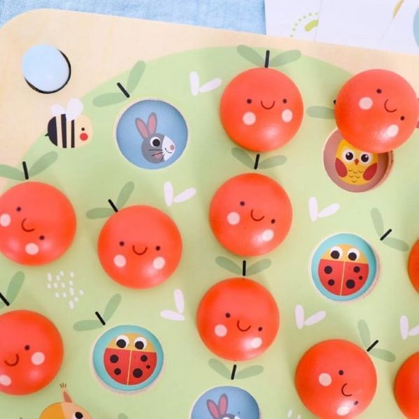 Дерев'яна настільна гра на пам'ять Tooky Toy "Memory Game - Apple" з картками-картками та фішками-яблучками (23 елементи) 13 фото